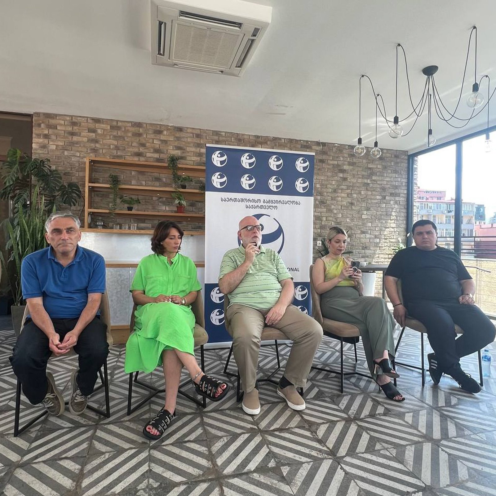  შეხვედრები გრძელდება