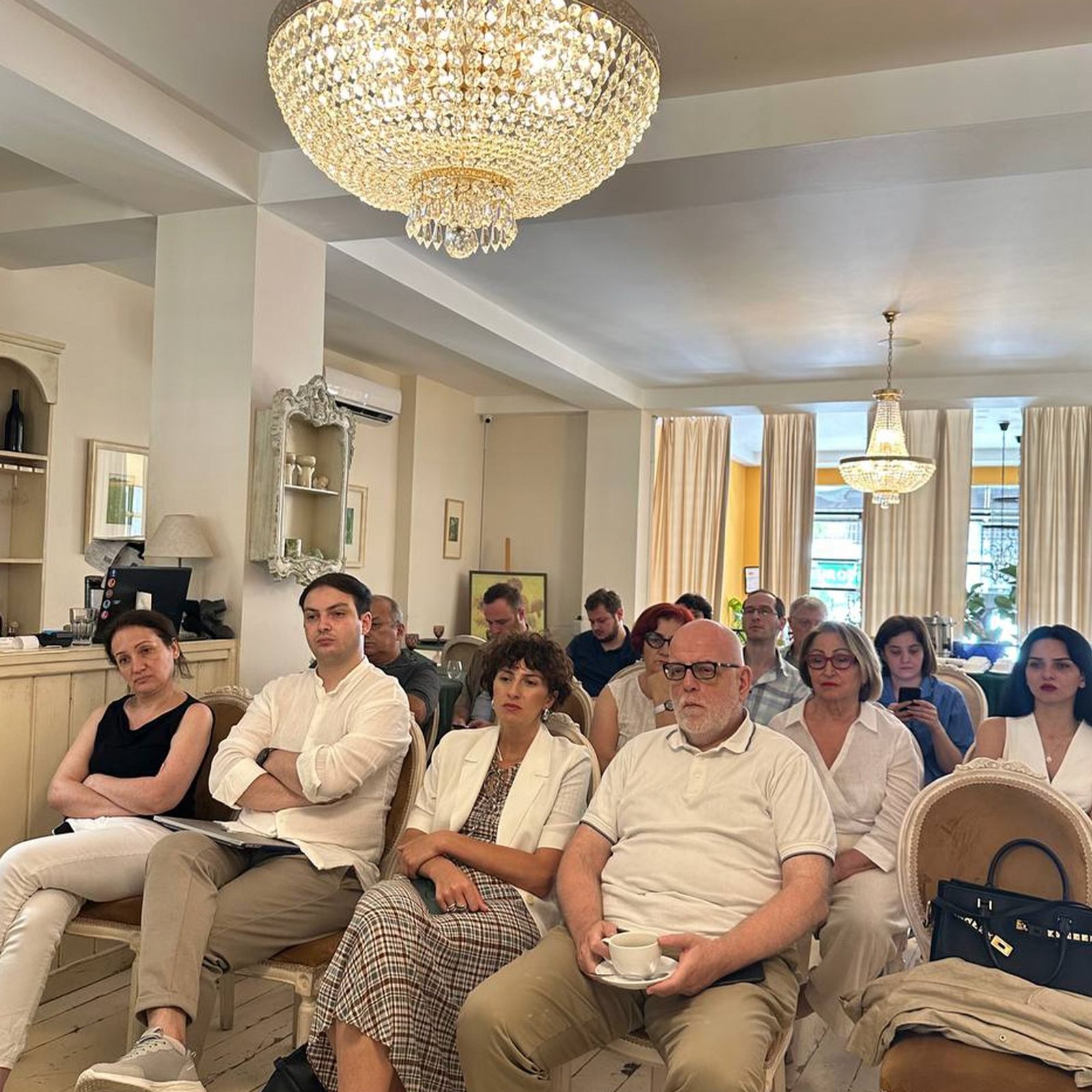 შეხვედრები გრძელდება