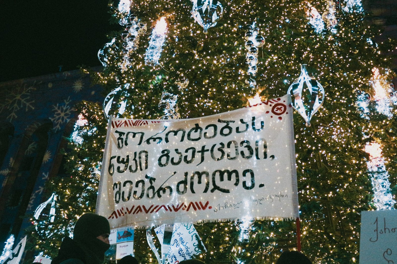 რუსთაველის გამზირზე ისევ ხალხმრავლობაა